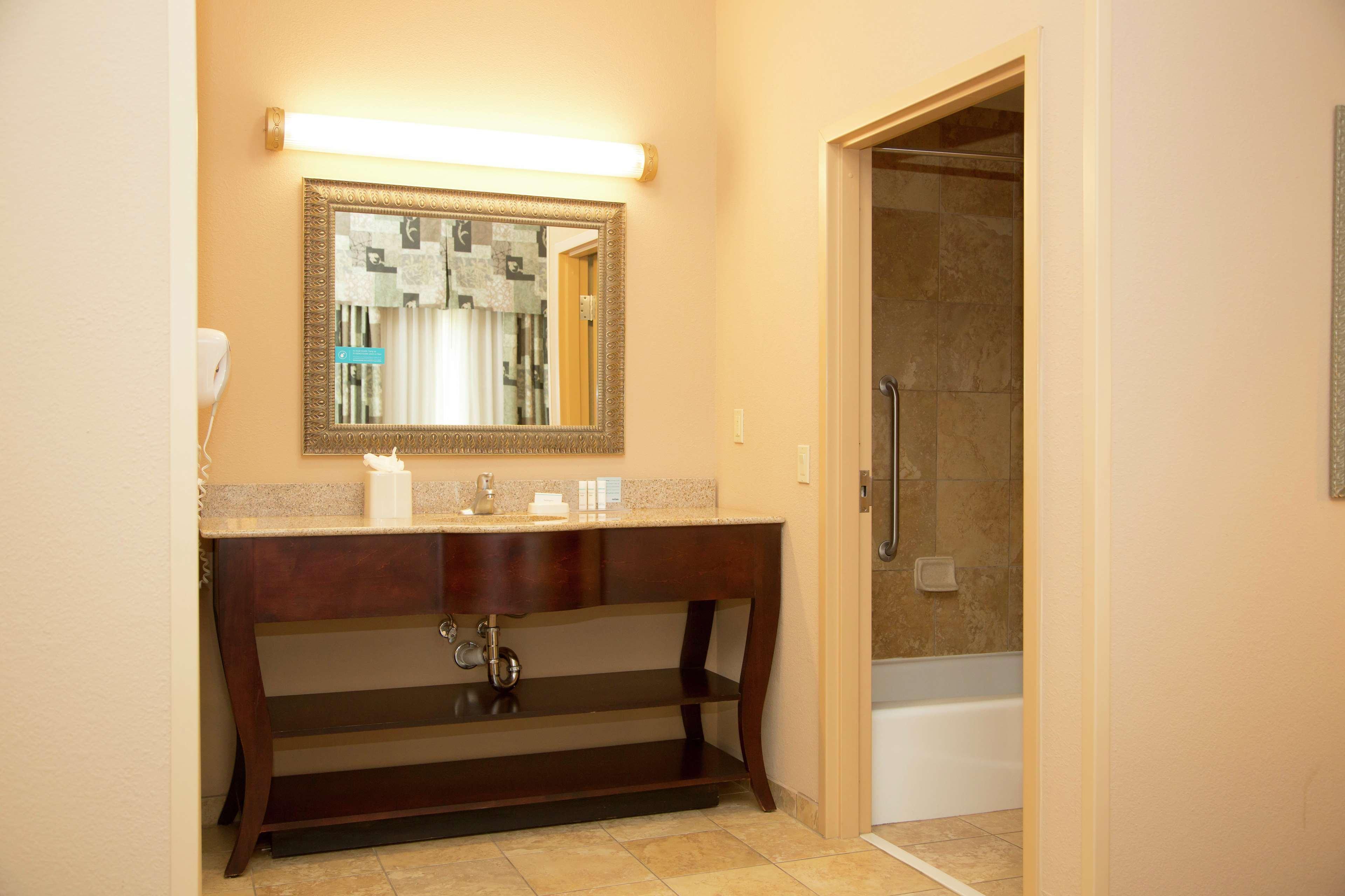Hampton & Houston Hotel 3*