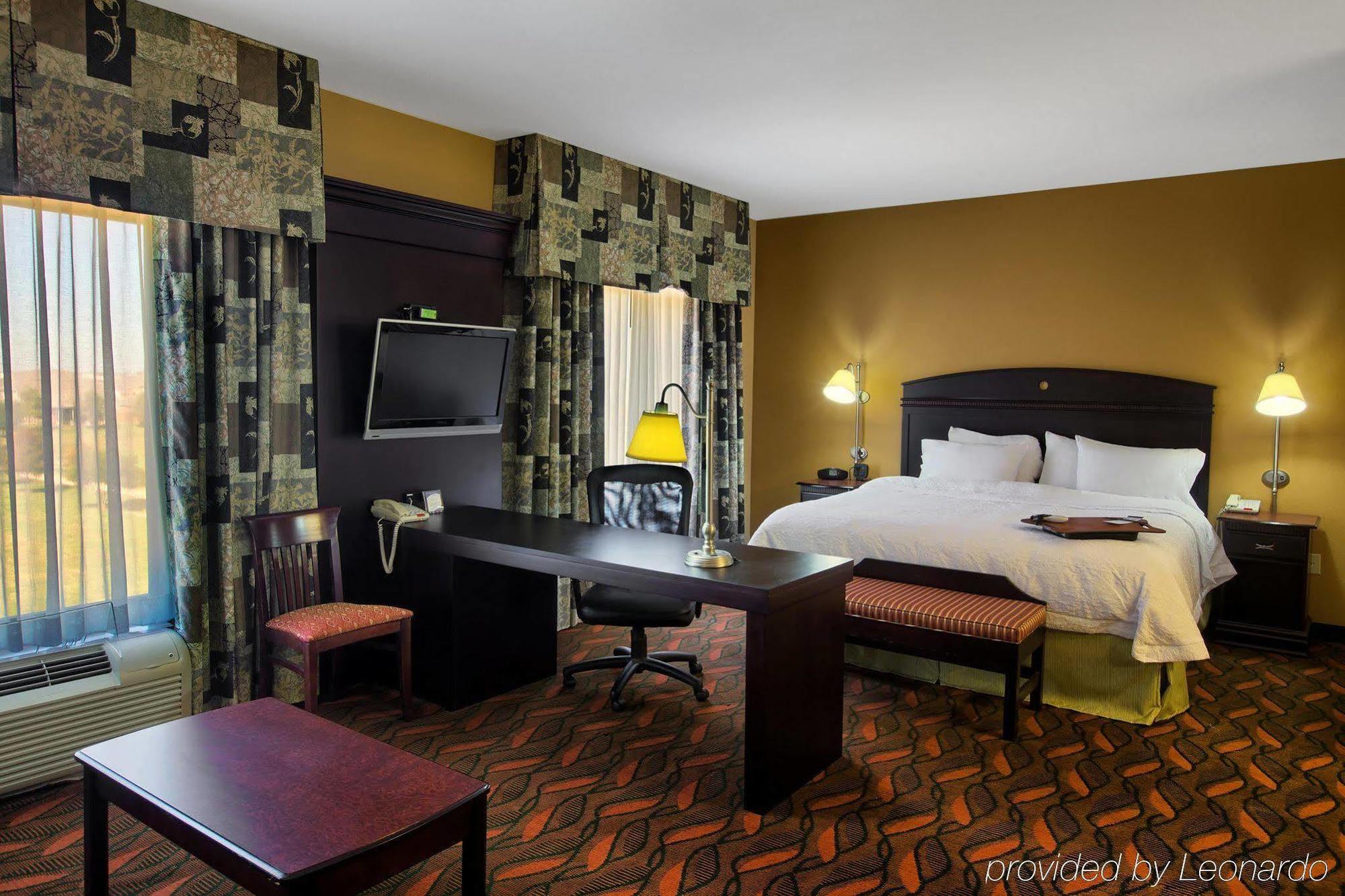 Hampton & Houston Hotel 3*