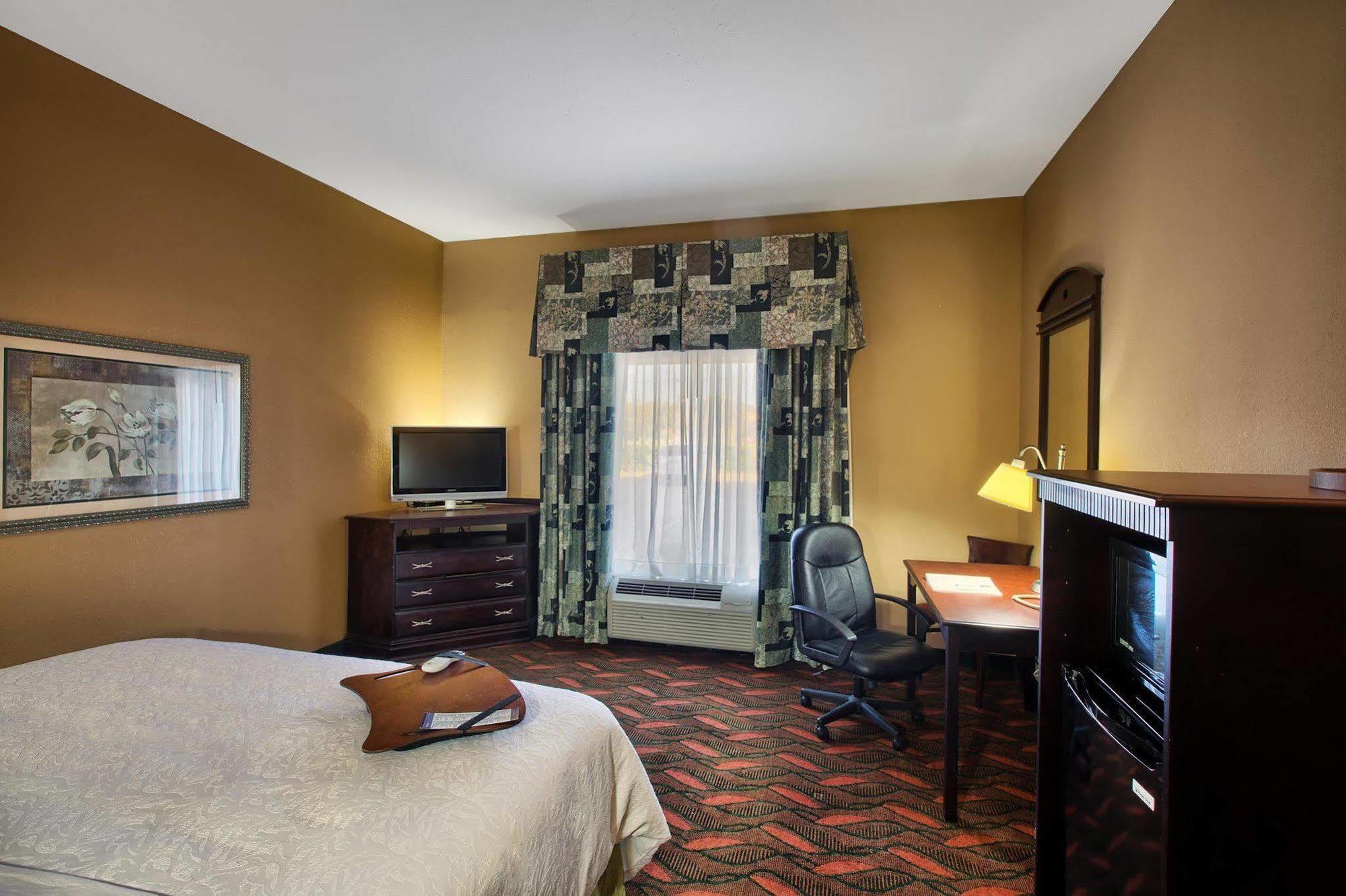 Hampton & Houston Hotel 3*